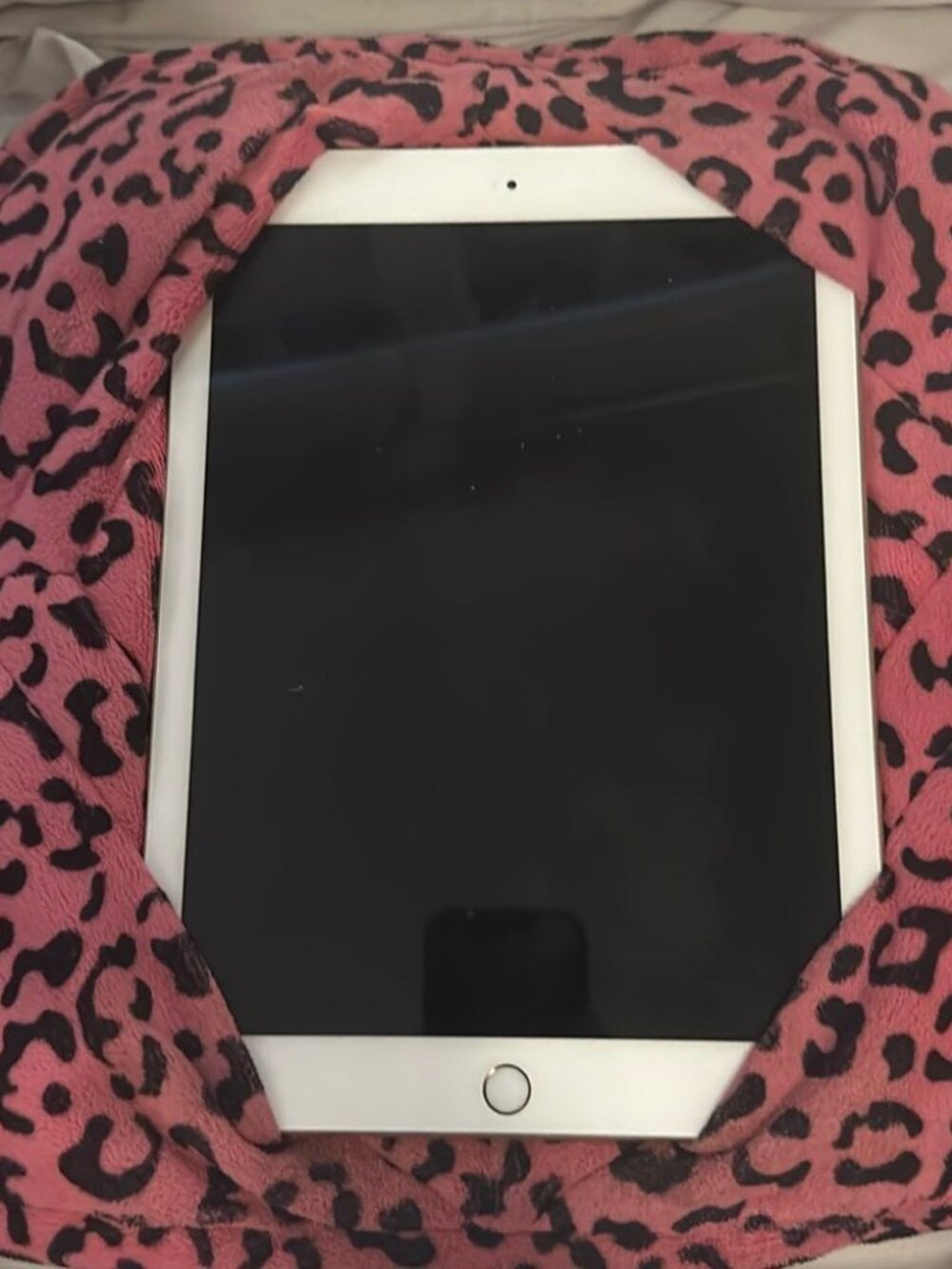 Used iPad 6th Generation Rose Gold 32 GB - Picture 3 of 5